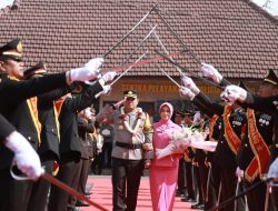 Tradisi Pedang Pora Iringi Penyambutan dan Pelepasan Kapolres Jombang