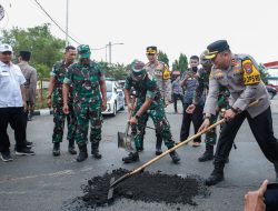 Banyak Jalan Berlubang, Kapolres Jombang dan Dandim 0814 Perbaiki Jalan Raya Mojoagung