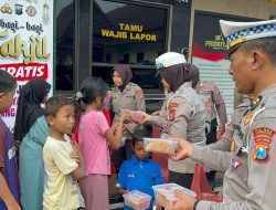 Personel Polres Jombang Bagikan Takjil Kepada Pengendara dan Warga Sekitar