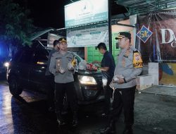 Pimpin Patroli Sepertiga Malam, Kapolres Jombang Bagikan Makan Sahur Kepada Masyarakat