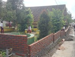 Proyek Pembangunan Pagar SDN 1 Sambirejo Wonosalam, Diduga Berdiri di Atas Pondasi Lama
