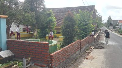 Proyek Pembangunan Pagar SDN 1 Sambirejo Wonosalam, Diduga Berdiri di Atas Pondasi Lama