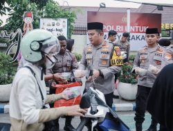 Kapolres Jombang Bagikan Takjil Kepada Pengguna Jalan