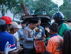 Kapolres Jombang Belanja Takjil di Sentra Kuliner Untuk Dibagikan Kepada Masyarakat