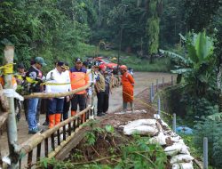 Bupati Jombang Tinjau Lokasi Longsor di Wonosalam dan Berikan Bantuan