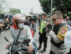 Pantau Arus Balik Lebaran, Kapolres Jombang Bagikan Helm dan Kacamata Gratis