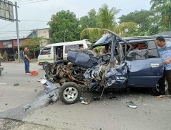 8 Orang Luka-luka pada Peristiwa Kecelakaan Kijang Tabrak Bus di Jombang