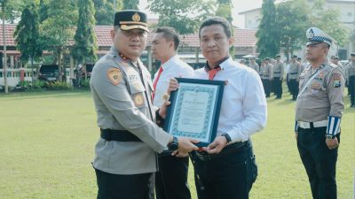 Kapolres Jombang Beri Penghargaan kepada 18 Anggota Berprestasi dan Berdedikasi