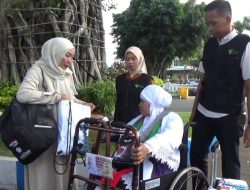 Pemberangkatan Jemaah Haji di Jombang Didominasi Lansia Gunakan Alat Bantu Jalan