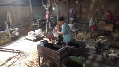 Perajin Tusuk Sate Asal Sumobito Jombang Kebanjiran Orderan, Jelang Hari Raya Kurban