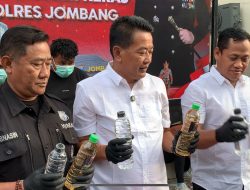 Peredaran Ribuan Botol Arak Bali Ilegal di Jombang Terbongkar, Empat Orang Diamankan