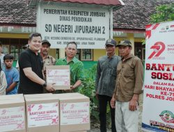 Kapolres Jombang Salurkan Bansos Kepada Warga Kedungdendeng dan Guru SDN Jipurah 2