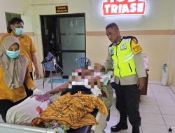 Nekat! Seorang Kakek di Megaluh Jombang Tusukan Pisau Dapur Kedadanya