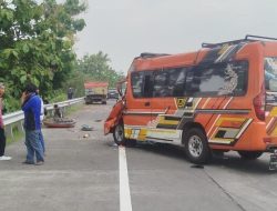 Mikrobus Tabrak Truk di Tol Jombang, 2 Orang Luka Berat Dilarikan ke Rumah Sakit