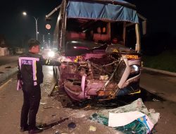 Diduga Ngantuk, Bus Sugeng Rahayu di Jombang Tabrak Truk