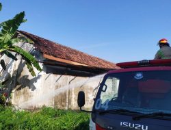 Bakar Sampah, Atap Sekolah Dasar di Jombang Dilalap si Jago Merah