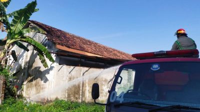 Bakar Sampah, Atap Sekolah Dasar di Jombang Dilalap si Jago Merah