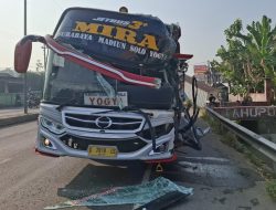 Bruak! Bus Tabrak Truk Parkir di Jombang, 3 Penumpang Luka-luka
