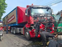 Gegara Emak-emak Nekat Potong Jalan, Dua Truk di Jombang Tabrakan