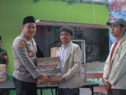 Keluarga Besar Polres Jombang Berikan Bantuan Sosial kepada Mahasiswa Asal Aceh, Sumut, dan Sumbar