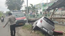 Mobil Milik Warga Desa Plandaan Jombang, Tabrak Warung dan Terperosok Kesungai