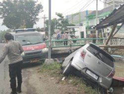 Mobil Milik Warga Desa Plandaan Jombang, Tabrak Warung dan Terperosok Kesungai