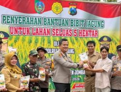 Kapolres Jombang Serahkan 1 Kwintal Bantuan Bibit Jagung Kepada Gapoktan Desa Katemas